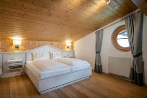 Letto o letti in una camera di "Quality Hosts Arlberg" Hotel zur Pfeffermühle