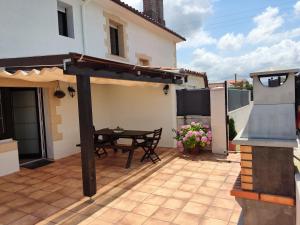 a patio with a table and a house at Casa Carmina y Nando, cerca Santander y Cabarceno in Camargo