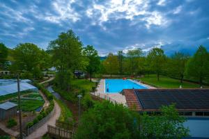una vista aérea de una piscina en un parque en Hotel Linde Durbach, en Durbach