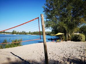 ein Volleyballnetz im Sand am Strand in der Unterkunft Au bord de l'eau - Grande maison - Baurech Insolite in Baurech + 31 Fotos