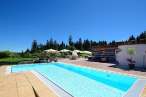 una gran piscina en un patio con una casa en Natur- und Sporthotel Zuflucht, en Freudenstadt