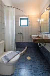 Koupelna v ubytování J Studios - Kineta Seaside Retreats