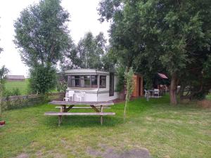 a small caravan sitting on top of a picnic table at De Boerenskuur..chalet.. in Assendelft