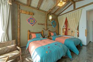 1 dormitorio con 2 camas de color azul y rosa en Old Story Inn Dali Ancient Town, en Dali