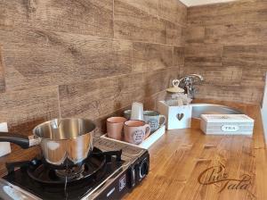 a kitchen counter with a pot on a stove at Chez Tata' - Scé Tatà in Rossano Stazione +23 photos