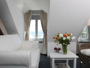 Ліжко або ліжка в номері Hotel Hirschen am See