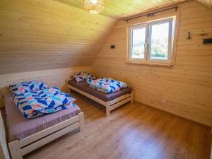เตียงในห้องที่ Domki nad rzeką w Komańczy