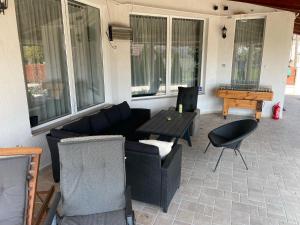 A seating area at Battonya House