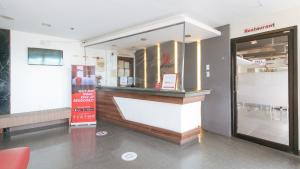 Lobbyen eller receptionen på RedDoorz @ Express Inn Lapu Lapu