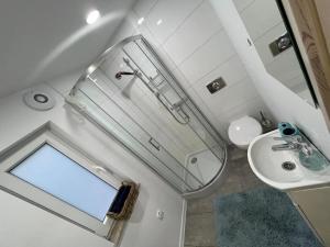 a small bathroom with a sink and a mirror at Domek nad jeziorem in Myślibórz