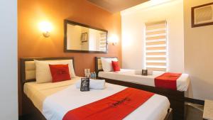 מיטה או מיטות בחדר ב-RedDoorz @ Express Inn Lapu Lapu