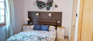 ザラカロシュにあるRózsa Apartman Zalakarosのベッドルーム1室(青い掛け布団付きのベッド1台付)