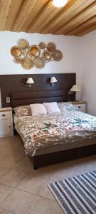 ザラカロシュにあるRózsa Apartman Zalakarosのベッドルーム1室(壁に皿を敷いたベッド1台付)