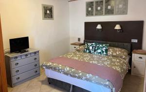 A bed or beds in a room at Rózsa Apartman Zalakaros
