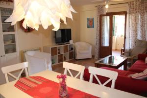 Televízia a/alebo spoločenská miestnosť v ubytovaní Marina Esuri. Bonito apartamento junto al Algarve portugués y 10 minutos de Isla Canela.