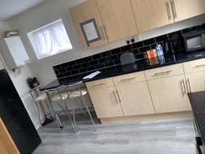 מטבח או מטבחון ב-lovely4 bedroom house close to Loughborough uni/M1