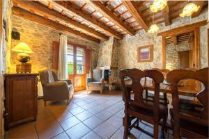 a living room with a dining room table and chairs at El Clos 2 in Conesa