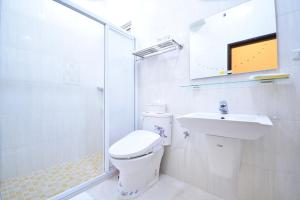 y baño con aseo, lavabo y ducha. en Serenity Moutainview Homestay en Meinong