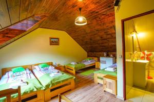 Ένα ή περισσότερα κρεβάτια σε δωμάτιο στο DOMEK NA ZARZECZU
