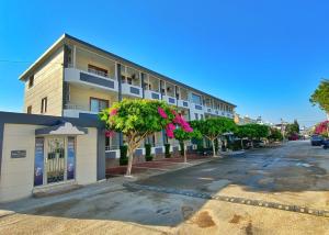 an empty street in front of a building at İskele Otel in Tasucu