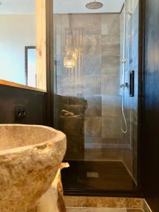 A bathroom at Panorama Suite romantique & Spa