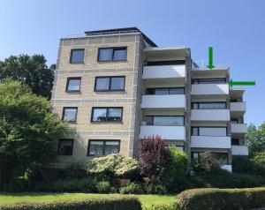 ein Apartmenthaus mit Büschen davor in der Unterkunft StrandChalet Scharbeutz in Scharbeutz