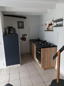 Kuchyňa alebo kuchynka v ubytovaní Maisonnette en campagne "Le Rocher"