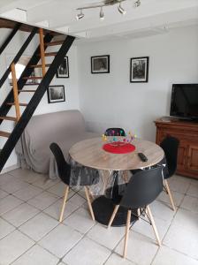 un comedor con una mesa con un pastel en Maisonnette en campagne "Le Rocher" en Vibraye