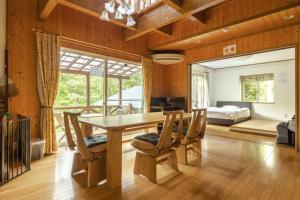 un comedor con mesa y sillas y un dormitorio en Nasu-gun - House - Vacation STAY 9259, en Nasu