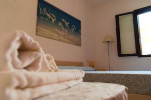 A bed or beds in a room at BAIA VERDE 22
