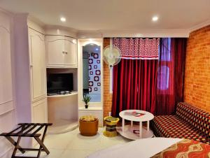 a living room with a couch and a table at Auckland Hotel and Restaurant Near Mall Road in Shimla