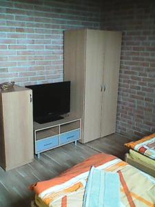 Televízia a/alebo spoločenská miestnosť v ubytovaní Pre nenáročných CIMA 300 m od kúpaliska číslo domu300