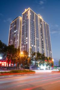 Bắc Ninh的住宿－Grand Phoenix Hotel Bac Ninh，一座高大的建筑,上面有灯