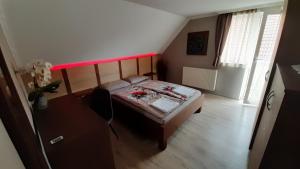Postel nebo postele na pokoji v ubytování TABÁN Apartman