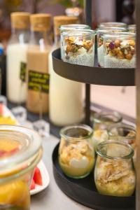 Makanan di atau di tempat lain dekat hotel