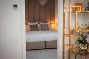 um quarto com uma cama e uma cabeceira em madeira em Kamin und Fußbodenheizung, Luxrem Apartments best in Homeoffice em Remscheid