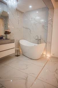 Kamin und Fußbodenheizung, Luxrem Apartments best in Homeoffice 욕실