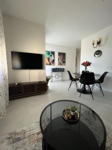 TV a/nebo společenská místnost v ubytování CUBE Residence