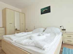 A bed or beds in a room at Beachfront Apartments by Marty's Még 20 kép