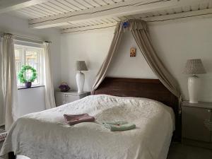 een slaapkamer met een bed met twee schoenen erop bij Heddahgaarden in Bredal