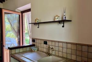 baño con lavabo y ventana en La Casa del Monte d'Oro, en Collesano