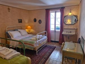Кровать или кровати в номере Hotel des Etrangers