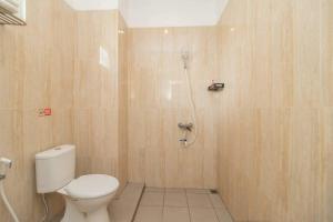 Ένα μπάνιο στο RedDoorz near Exit Tol Kotabaru ITERA Lampung