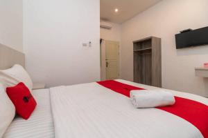 Ένα ή περισσότερα κρεβάτια σε δωμάτιο στο RedDoorz near Exit Tol Kotabaru ITERA Lampung