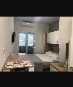 Cette petite chambre comprend un lit et une table. dans l'établissement Studio Antonio New, à Zadar