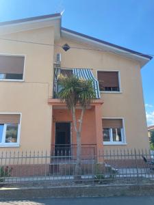 een huis met een palmboom ervoor bij MARIANGELA in Desenzano del Garda