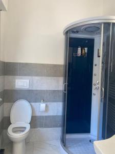 een badkamer met een toilet en een douche bij MARIANGELA in Desenzano del Garda
