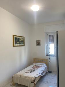 een slaapkamer met een bed en een lamp erin bij MARIANGELA in Desenzano del Garda