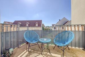 謝西的住宿－J.Mo Home - Idéal famille - Calme - Au temps d'arrêt，阳台上配有2把蓝色椅子和一张桌子