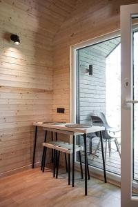 DegesiaiにあるRest Greenのテーブルと椅子、窓が備わる客室です。